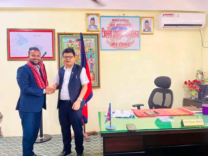 जिल्ला समन्वय अधिकारी श्री अमित कुमर यादव ज्युलाई प्रमुख जिल्ला अधिकारी श्री बिनोद कुमार खड्का ज्युले स्वागत गर्दै  ।